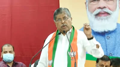 सरकार कधी येणार याच्या चर्चा बंद करा, चंद्रकांत पाटलांचं फर्मान; भाजप पंकजा मुंडेंच्या मार्गावर?