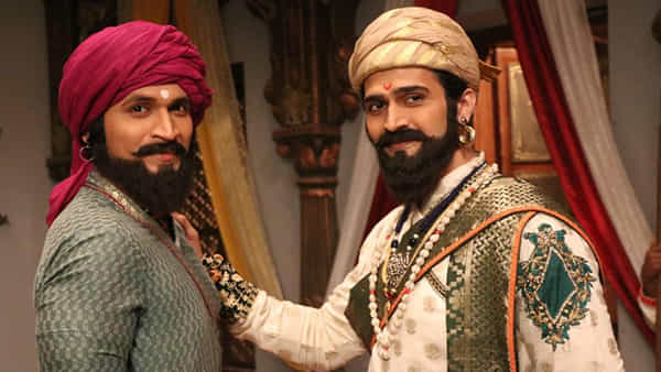स्वराज्यस्थापनेसाठी आजवर हजारो शिलेदारांनी आपल्या प्राणांची आहुती दिली, अशा वीरमरण आलेल्या शिलेदारांचे करावे तितके कौतुक कमीच. याच शिलेदारांच्या शौर्यकथेतील आणि स्वराज्याच्या इतिहासातील महत्वाचं पान म्हणजे शिवा काशीद. स्टार प्रवाह वाहिनीवरील 'जय भवानी जय शिवाजी' मालिकेत शिवा काशीद यांच्या पराक्रमाची गाथा पाहायला मिळत असून हे पात्र अभिनेता स्तवन शिंदे साकारत आहे. या मालिकेत स्तवनने शिवा काशीदच नव्हे तर आणखी तीन भूमिका साकारून स्वतःला सिद्ध केले.