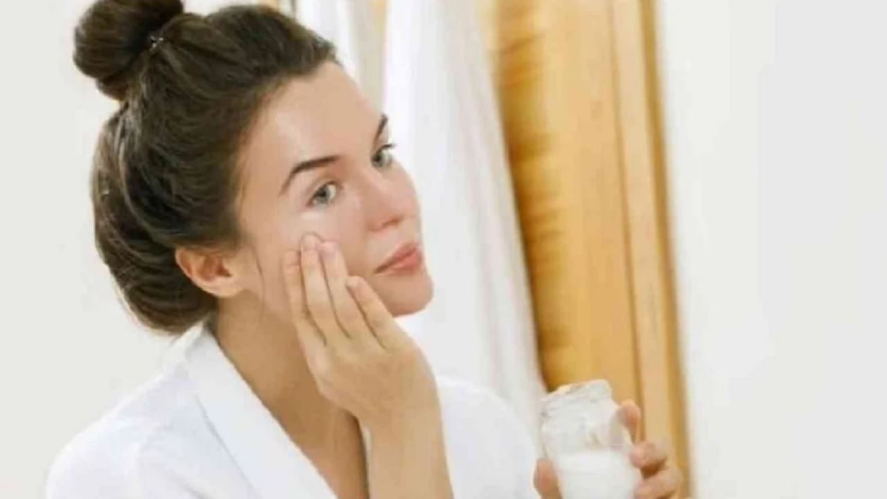 त्वचेच्या प्रकारानुसार तुमच्या त्वचेची पीएच पातळी संतुलित करणारे टोनर वापरा. चेहरा स्वच्छ केल्यानंतर, कापसाच्या पॅडवर थोड्या प्रमाणात टोनर लावा आणि तुमच्या त्वचेवर समान प्रमाणात लावा. यामुळे आपली त्वचा चमकदार होईल. 
