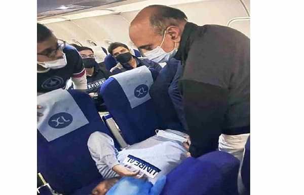 भागवत कराडांमधला डॉक्टर मदतीसाठी तत्पर, विमान प्रवासात प्रोटोकॉल बाजूला ठेवत तातडीची मदत!