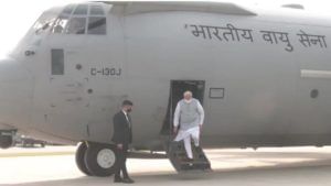Purvanchal Expressway: पंतप्रधान मोदी भारतीय वायुसेनेच्या C-130 हरक्यूलिस विमानाने एक्सप्रेसवेवर उतरले, देशातल्या पहिल्या हायवे एयर लँडिंग स्ट्रिपचं केलं उद्घाटन