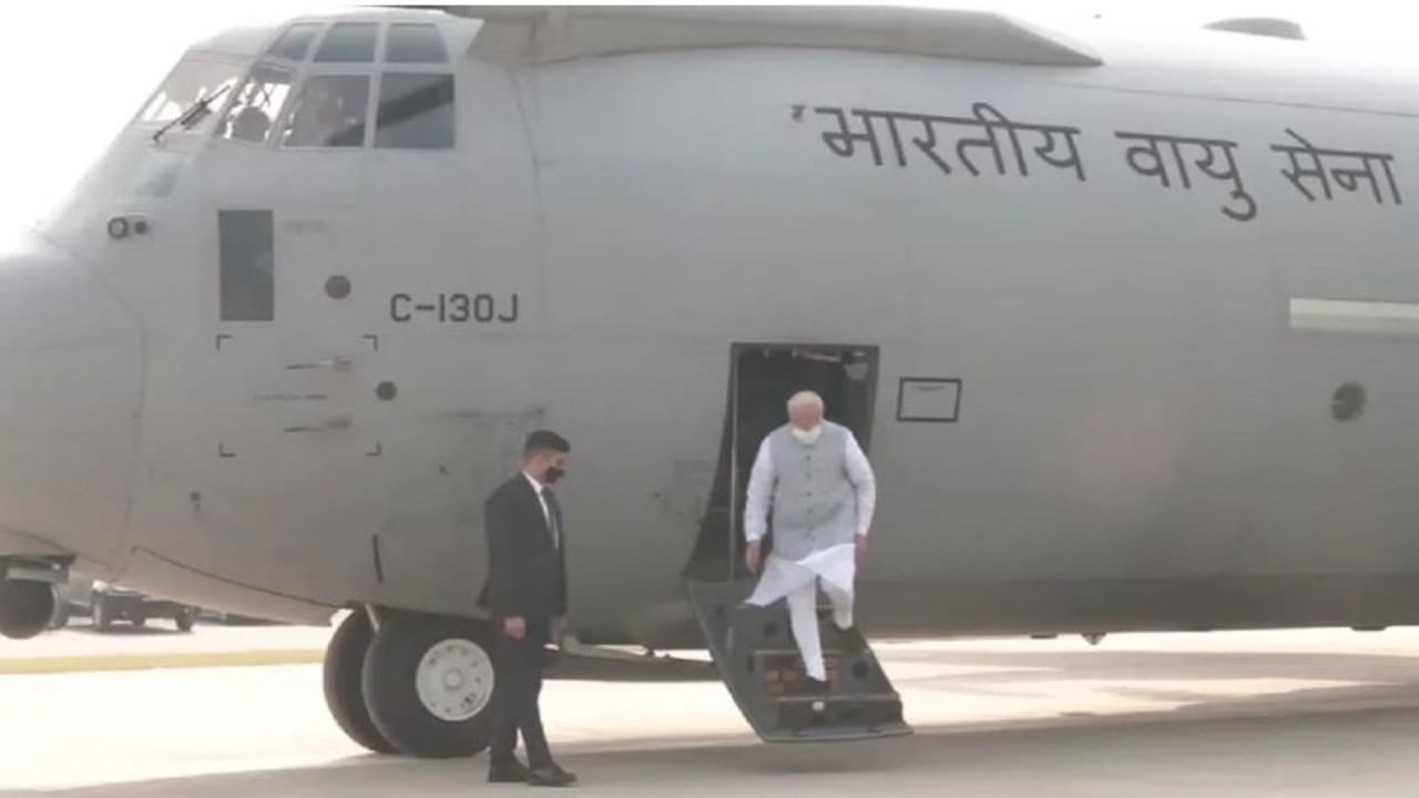 Purvanchal Expressway: पंतप्रधान मोदी भारतीय वायुसेनेच्या C-130 हरक्यूलिस विमानाने एक्सप्रेसवेवर उतरले, देशातल्या पहिल्या हायवे एयर लँडिंग स्ट्रिपचं केलं उद्घाटन Purvanchal Expressway: पंतप्रधान मोदी भारतीय वायुसेनेच्या C-130 हरक्यूलिस विमानाने एक्सप्रेसवेवर उतरले, देशातल्या पहिल्या हायवे एयर लँडिंग स्ट्रिपचं केलं उद्घाटन