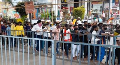 साई भक्तांना शिर्डीत ऑनलाइन पासची सक्ती, 10 वर्षांखालील मुलांना दर्शन मनाई, भाविकांमध्ये रोष!