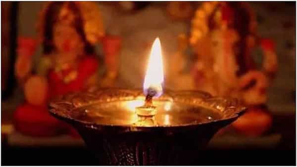 कार्तिक पौर्णिमा शुक्रवार, १९ नोव्हेंबर रोजी येत आहे. कार्तिक पौर्णिमेला त्रिपुरारी पौर्णिमा असेही म्हणतात. या दिवशी भगवान लक्ष्मी नारायणाची पूजा केल्याने घरात सौभाग्य आणि आनंद प्राप्त होतो.