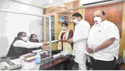 विधान परिषद पोटनिवडणुकीसाठी काँग्रेसच्या डॉ. प्रज्ञा सातव यांचा अर्ज, भाजपचे संजय केणेकर यांना आव्हान