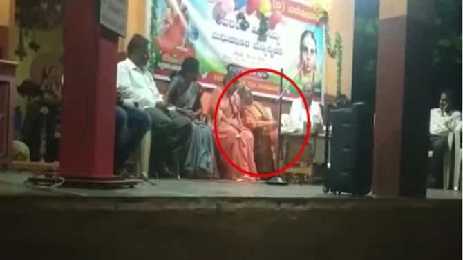 धक्कादायक! प्रवचन देत असताना साधूला आला हार्ट अटैक, जागीच मृत्यू