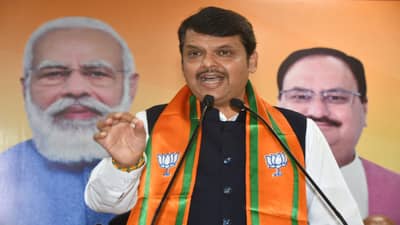 फडणवीसांनी जाणून घेतल्या अमरावतीतील लोकांच्या भावना, रडत रडत सांगितली नागरिकांनी आपबिती