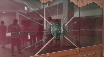 शिवकालीन संग्रहालयाची केली समृद्ध अडगळ; संतापलेल्या मनसेकडून साफसफाई, अंधाराचे जाळे हटणार कसे?