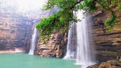 Vastu Tips: आर्थिक विवंचनेने त्रस्त आहात? घरी लावा हे फोटो, धनलाभ होईल