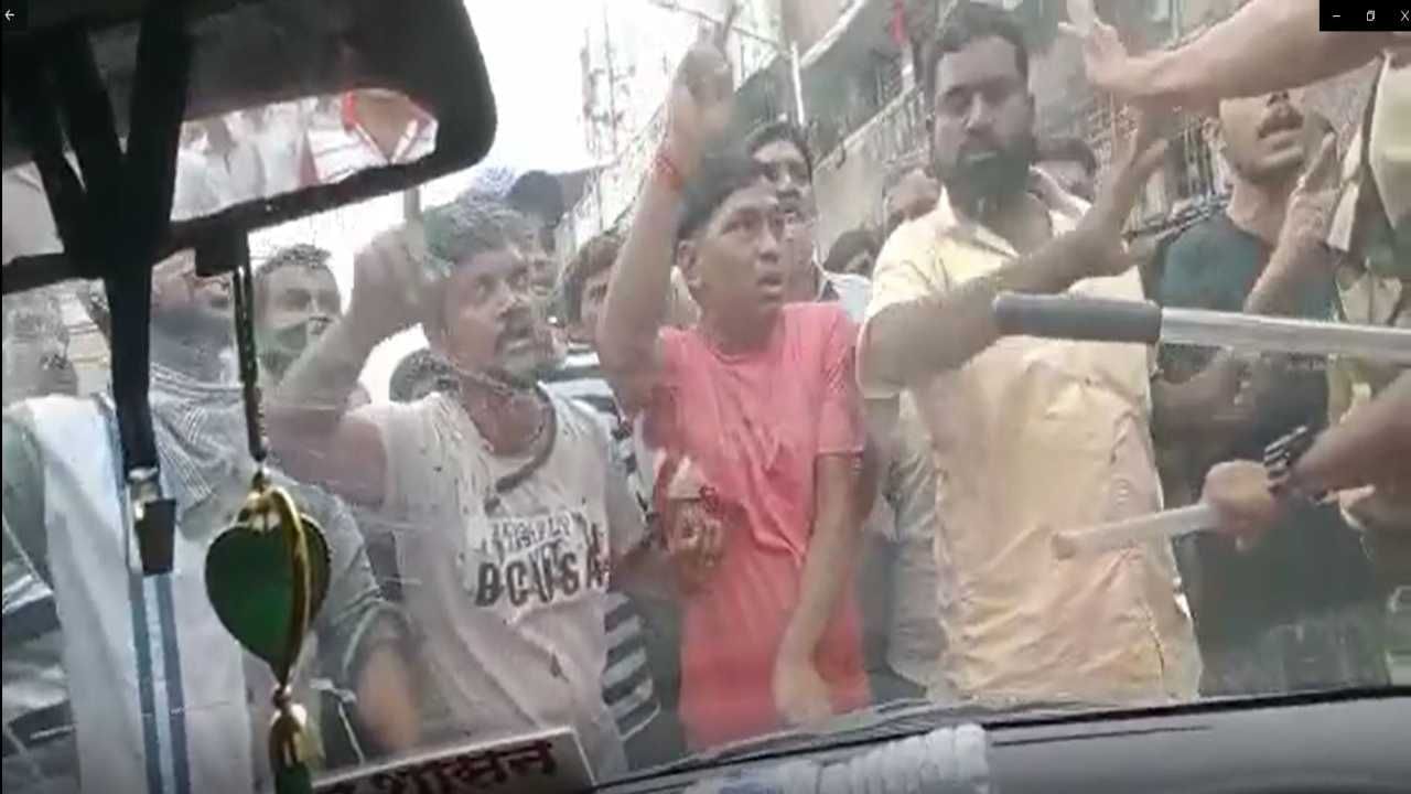 Video: धक्कादायक! मीरा भाईंदर महापालिकेच्या अधिकाऱ्यावर फेरीवाल्यांचा हल्ला; पोलिसांनाही घातला घेराव