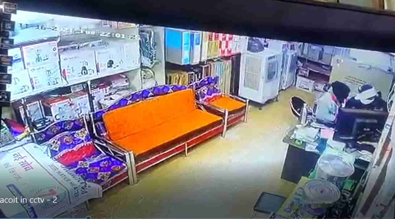 Video: बुलडाण्यात दरोडेखोरांचा धूमाकुळ, दुकान मालकाचा खून CCTV मध्ये कैद, तलवारीनं वार