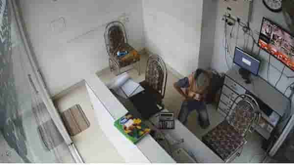 VIDEO | Aurangabad Robbery | पेट्रोल पंपावरील कर्मचारी गाफील, अल्पवयीन मुलाने 1 लाख 33 हजार लांबवले, औरंगाबादेतील घटना