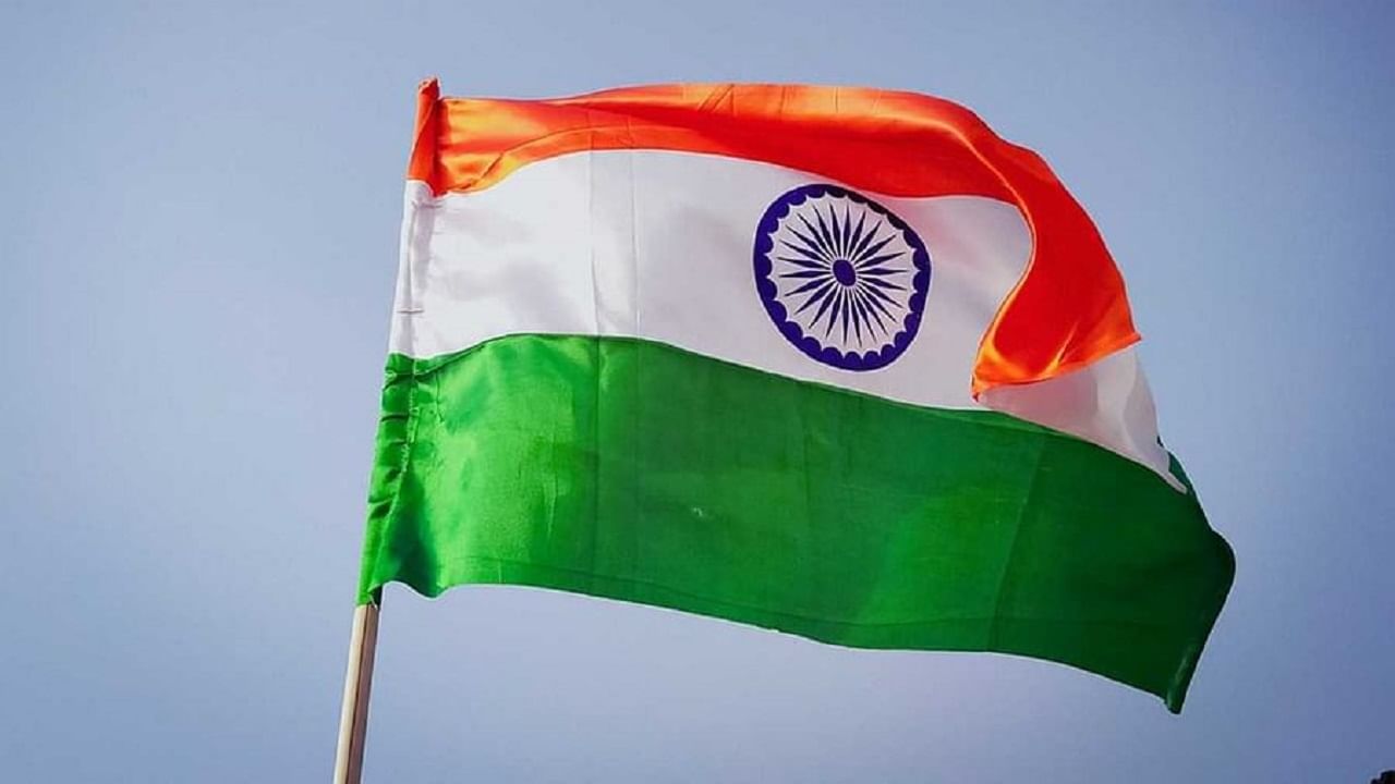 देशाचा झेंडा कोण लावू शकतं -  भारतीय झेंडा संहिता 2002 मध्ये कार मध्ये भारताचा झेंडा कोण लावू शकत याबद्दल काही नियम देण्यात आले आहे. यामध्ये राष्ट्रपती , उपराष्ट्रपती, राज्यपाल, उपराज्यपाल, पंतप्रधान, केबिनेट मंत्री, केंद्र आणि राज्याचे मंत्री , मुख्यमंत्री, लोकसभा, राज्यसभा सभासद, विधानसभेचे अध्यक्ष भारताचे मुख्य न्यायाधीश यांचा सामावेश आहे. गृह मंत्रालयाच्या वेबसाइटवर या संबंधी माहिती देण्यात आली आहे. 