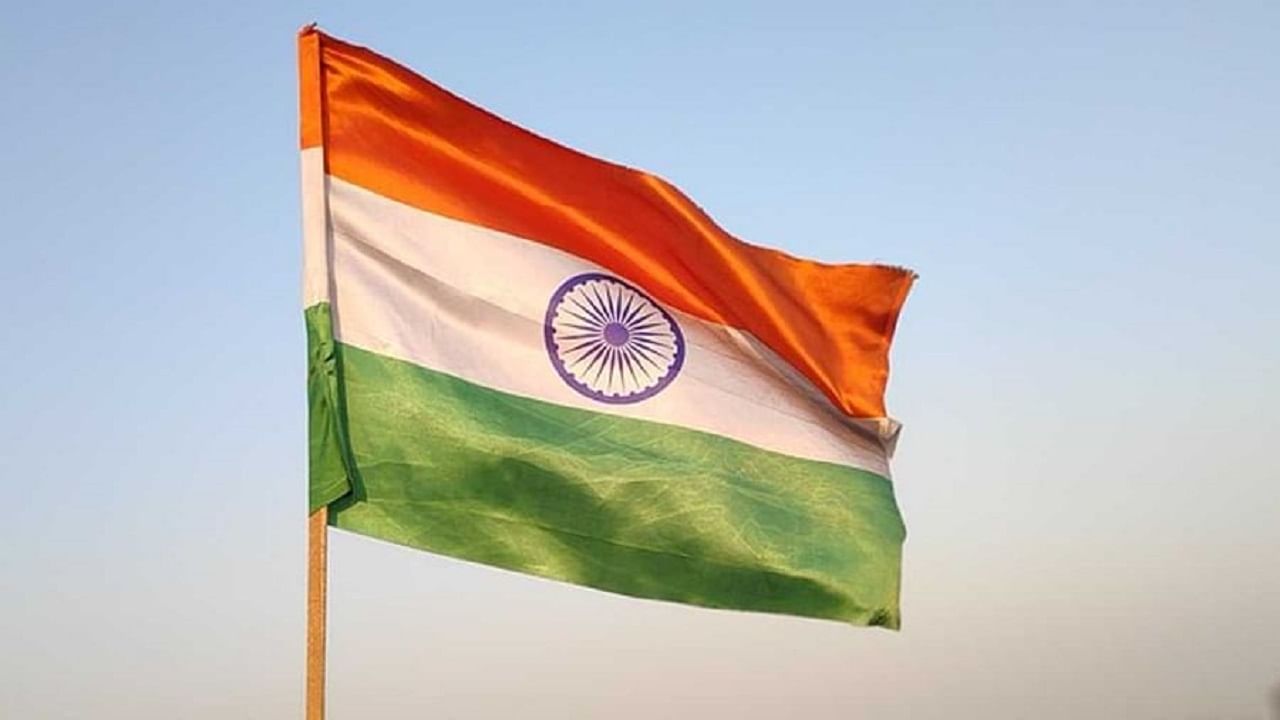 ध्वज सजावटीसाठी, पताका म्हणून किंवा तत्सम कोणत्याही कामासाठी वापरला जावू शकत नाही. जेथे ध्वज फडकवायचा आहे, तोपर्यंत हवामानाची पर्वा न करता सूर्योदयापासून सूर्यास्तापर्यंत फडकावा. त्याचबरोबर शाळांसाठी वेगवेगळे नियम आहेत. शाळांमध्ये झेंडा फडकवताना मुलांच्या उभे राहण्यापासून ते संमेलनाच्या कार्यक्रमाबाबत अनेक नियम आहेत.