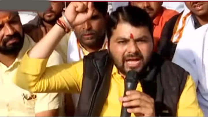 नागपुरात जमावबंदी असताना शरद पवार यांच्या सभेला परवानगी कशी?; रविकांत तुपकर यांचा सवाल नागपुरात जमावबंदी असताना शरद पवार यांच्या सभेला परवानगी कशी?; रविकांत तुपकर यांचा सवाल