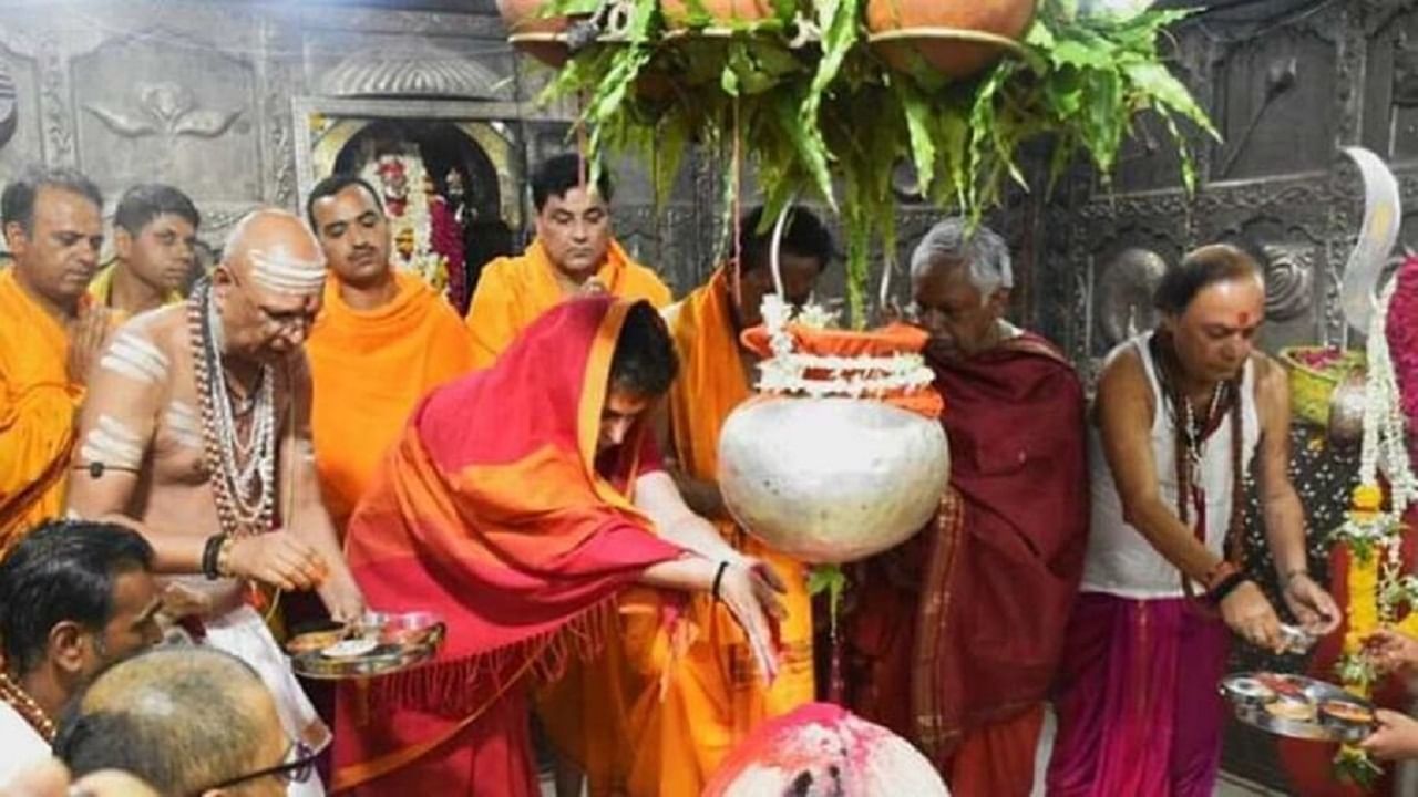 दक्षिणमुखी शिवमंदिर असलेल्या उज्जैन महाकाल मंदिर हे श्रद्धेचे मोठे मंदिर आहे. सत्ता मिळवण्यासाठी देशातील अनेक पंतप्रधान आणि मुख्यमंत्र्यांनी तीर्थक्षेत्र उज्जैनच्या महाकाल मंदिरात पूजा केली आहे. तंत्र-मंत्राच्या अभ्यासासाठी महाकाल नगरी अत्यंत शुभ मानली जाते. त्यामुळेच निवडणुका आल्या की विजयाचे सोपस्कार पार पाडण्यासाठी मोठे राजकारणी येथे पोहोचू लागतात. त्याचबरोबर काही नेते गुपचूप विधी करून घेतात. पण या ठिकाणी कोणताच नेता वास्तव्य करु शकत नाही. तसे झाल्यास त्याची सत्ता जाते अशी अनेक उदाहरणे आहेत.  