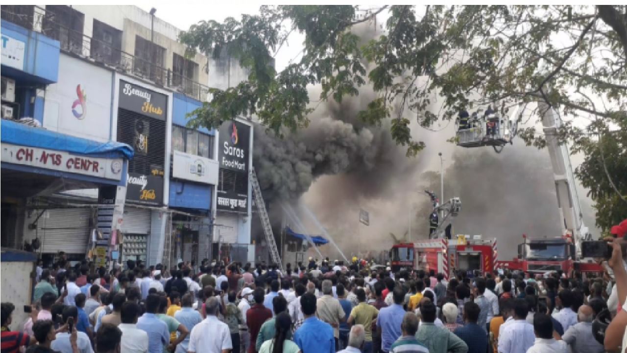 Video | नवी मुंबईत एपीएमसीमध्ये भीषण आग, दुकानातून धुराचे लोट, रस्त्यावर बघ्यांची गर्दी   