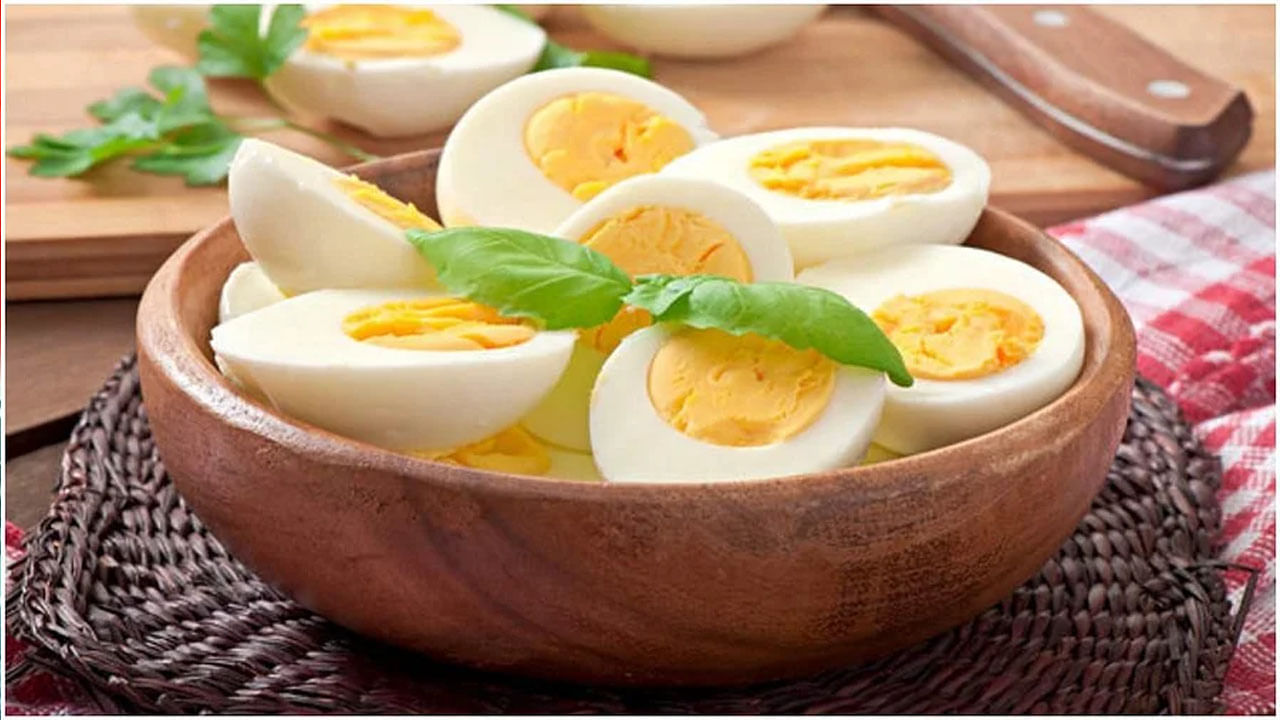 अंडी - तुमच्या आहारात अंडी समाविष्ट करून तुम्ही व्हिटॅमिन बी 12चा डेली डोस मिळवू शकता. तुम्ही न्याहारीसाठी उकडलेले अंडी किंवा लंच आणि डिनरसाठी अंडी समाविष्ट करू शकता. यासाठी तुम्ही सूपमध्ये अंडी टाकू शकता किंवा अंड्याची पोळी करू शकता, ज्यामुळे पोषकतत्त्वे वाढू शकतात.