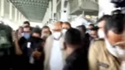 शरद पवार यांचे विमानतळावर जल्लोषात स्वागत, जमावबंदी असताना कार्यकर्त्यांची गर्दी