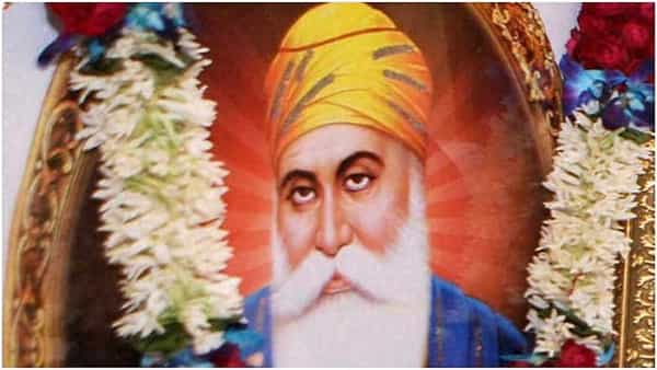 देव एक आहे - गुरु नानक देव यांनी 'इक ओंकार' चा उपदेश केला ज्याचा अर्थ देव एक आहे. ते सर्वत्र उपस्थित असतात. गुरु नानक देव म्हणतात की प्रत्येकाने प्रेमाने आणि आदराने जगले पाहिजे. कोणत्याही व्यक्तीशी वाईट किंवा अपमानास्पद वागू नये.