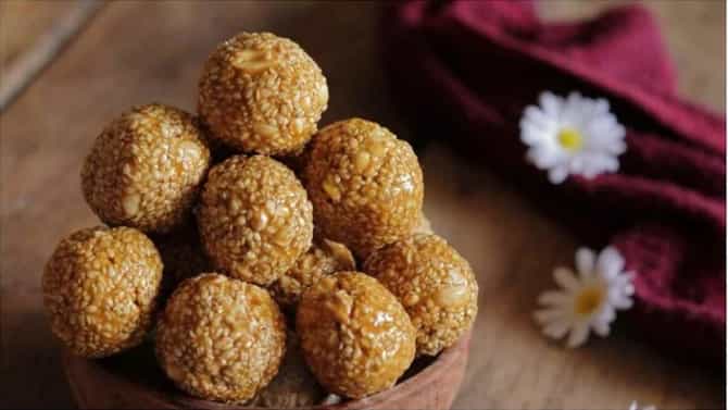 हिवाळ्यात तिळाचे लाडू खाणे आरोग्यासाठी फायदेशीर, जाणून घ्या रेसिपी!
