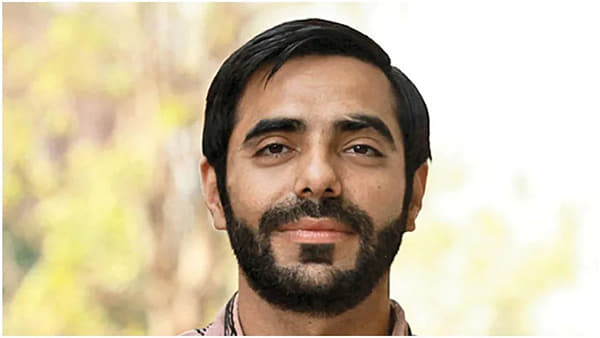 अपारशक्तीने ‘दंगल’ या चित्रपटातून आपल्या करिअरची सुरुवात केली होती, ज्यामध्ये आमिर खान, फातिमा सना शेख आणि सान्या मल्होत्रा मुख्य भूमिकेत होते. अपारशक्तीने या चित्रपटात आमिरच्या भाच्याची भूमिका साकारली होती. अपारशक्तीचे आमिरसोबतचे सीन खूपच मजेदार होते. आमिरसारख्या परफेक्शनिस्टसमोरही अपारशक्तीने प्रेक्षकांचे लक्ष वेधून घेतले.