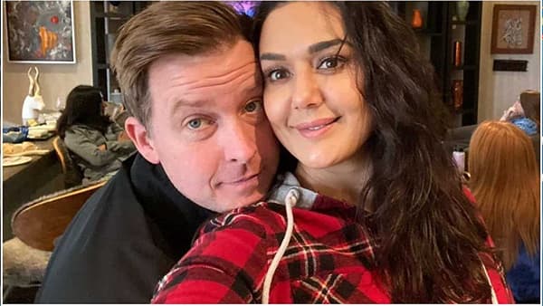 Preity Zinta | ‘डिंपल गर्ल’ प्रिती झिंटाच्या घरी जुळ्यांचं आगमन, सरोगेसीद्वारे घेतला मातृत्वाचा आनंद!
