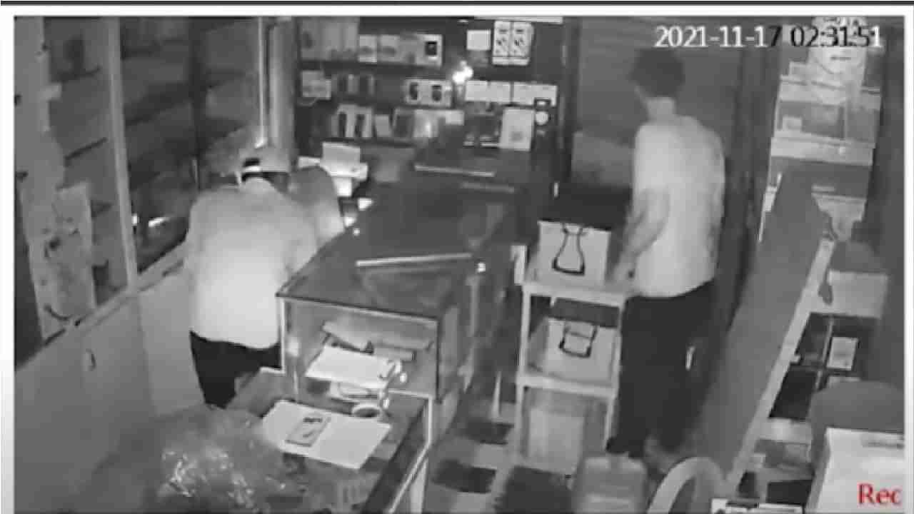 CCTV | नव्या-कोऱ्या मोबाईलला हातही लावला नाही, बदलापुरात दुरुस्तीसाठी आलेल्या फोनवर चोरट्यांचा डल्ला