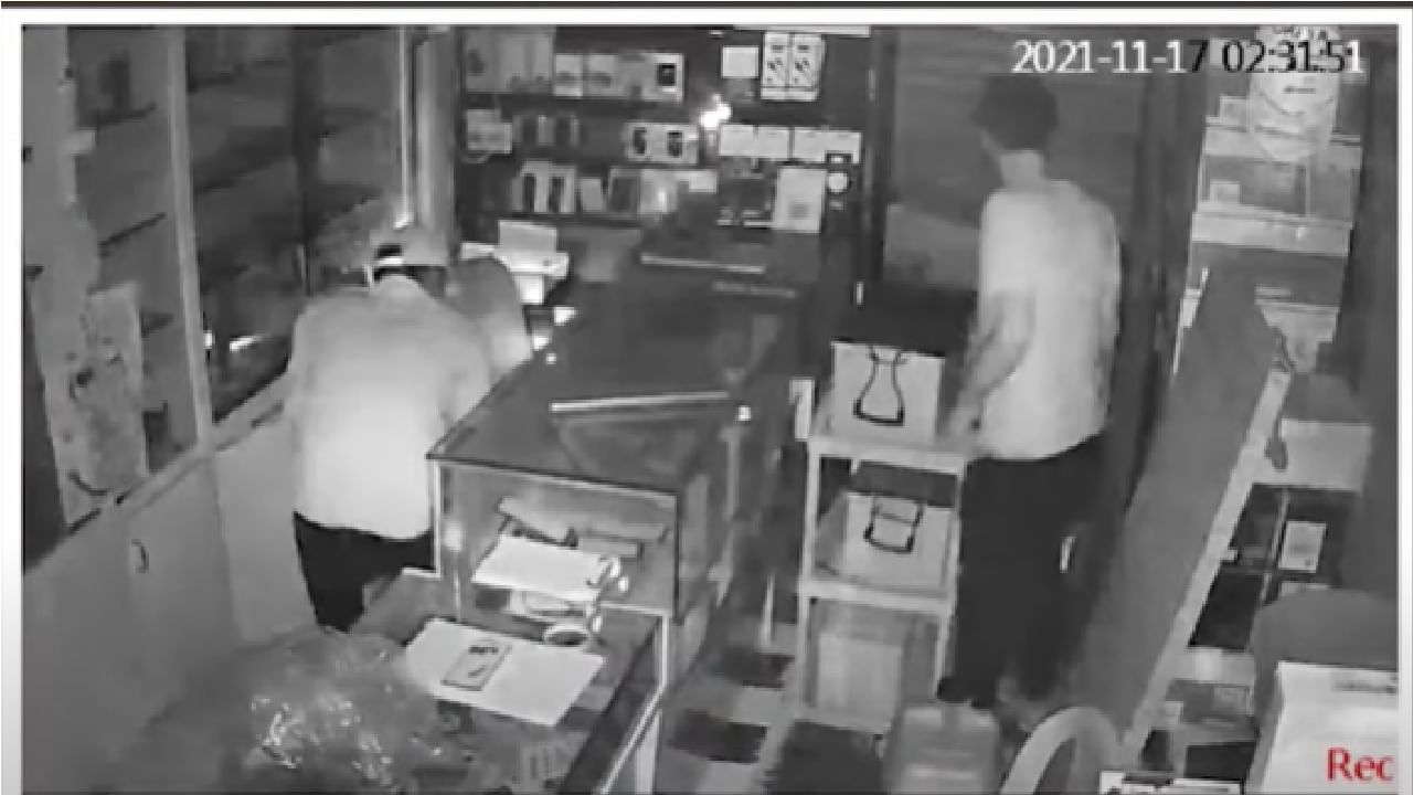 CCTV | नव्या-कोऱ्या मोबाईलला हातही लावला नाही, बदलापुरात दुरुस्तीसाठी आलेल्या फोनवर चोरट्यांचा डल्ला