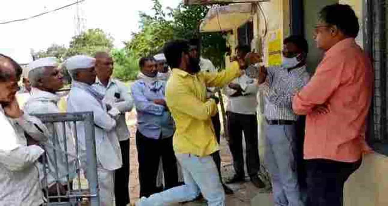 लाइटच्या डीपीसाठी औरंगाबादेत फुलंब्रीतील शेतकरी आक्रमक, उपअभियंत्याला मारहाण