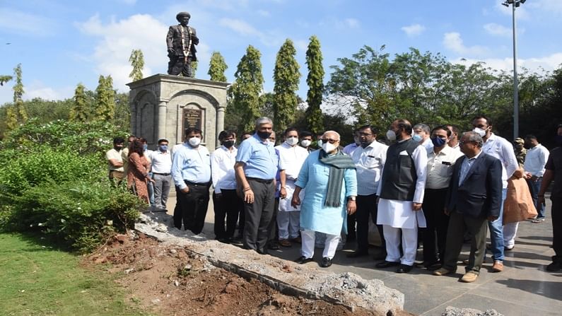 पुण्याच्या विद्यापीठात सावित्रीबाई फुले यांचा पुतळा उभारणार, मंत्री छगन भुजबळ यांची माहिती, जागेची केली पाहणी