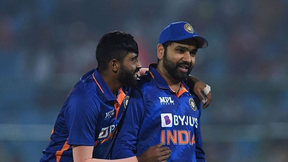 IND vs NZ: रोहित शर्माने डगआउटमध्ये जखमी मोहम्मद सिराजला मारलं, VIDEO व्हायरल IND vs NZ: रोहित शर्माने डगआउटमध्ये जखमी मोहम्मद सिराजला मारलं, VIDEO व्हायरल