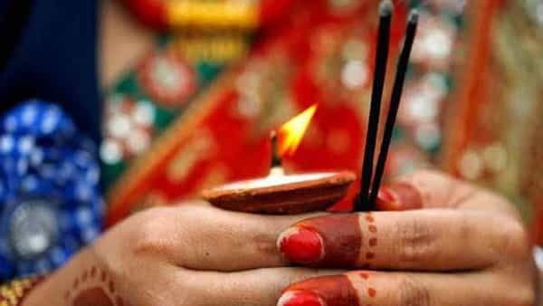 भारतात असंख्य मंदिरे आहेत आणि प्रत्येक मंदिराची स्वतःची श्रद्धा आहे. यामुळेच देशाच्या प्रत्येक कोपऱ्यात तुम्हाला अनेक श्रद्धा - अंधश्रद्धा पाहायला मिळतात. भारताता अशीही काही मंदिरे आहेत, जिथे महिलांना जाण्यास मनाई आहे, किंवा स्त्रिया अजूनही प्रवेश करत नाहीत. जाणून घेऊया अशाच काही मंदिरांबद्दल...