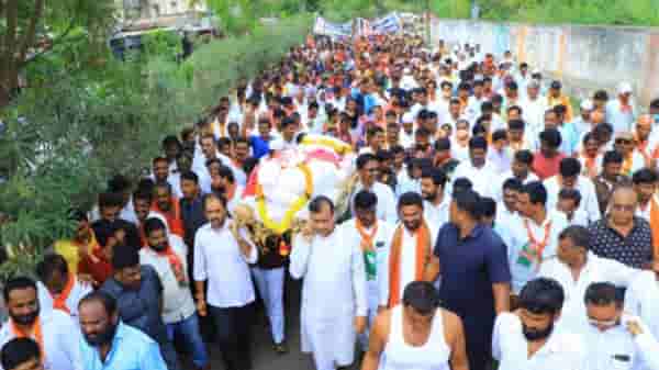 निलंग्यात राज्य सरकारची प्रतिकात्मक प्रेतयात्रा अन् दहाव्या दिवशीही होणार दहाव्याचा विधी
