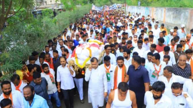 निलंग्यात राज्य सरकारची प्रतिकात्मक प्रेतयात्रा अन् दहाव्या दिवशीही होणार दहाव्याचा विधी