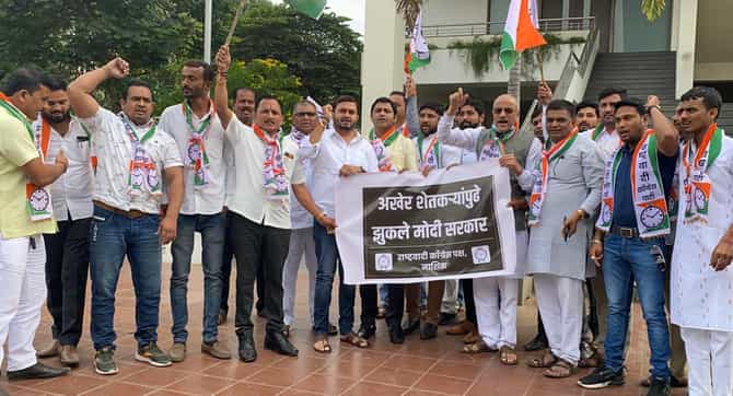 Nashik| मोदी सरकार झुकले, राष्ट्रवादी भवनासमोर झळकले बॅनर, कार्यकर्त्यांचा आनंदोत्सव!