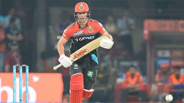 जगभरात मिस्टर 360 डिग्री अशी ओळख असलेला दक्षिण आफ्रिकेचा महान क्रिकेटपटू एबी डिव्हिलियर्सने क्रिकेटला अलविदा केला आहे. एबी डिव्हिलियर्सने 2018 मध्ये आंतरराष्ट्रीय क्रिकेटमधून निवृत्ती घेतली होती, पण आता या दिग्गज खेळाडूने फ्रेंचायझी क्रिकेटलाही अलविदा म्हटले आहे. म्हणजेच आता एबी डिव्हिलियर्स आयपीएलमध्ये खेळणार नाही, तसेच तो बिग बॅश, पीएसएल किंवा इतर कोणत्याही लीगमध्ये खेळताना दिसणार नाही. एबी डिव्हिलियर्सने सोशल मीडियावर निवृत्तीची घोषणा केली आहे.