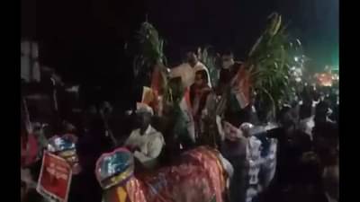 पालकमंत्री विजय वडेट्टीवारांची बैलबंडीवरून मिरवणूक, पिपरी गावात केला रात्री मुक्काम, गावकऱ्यांकडून जल्लोषात स्वागत