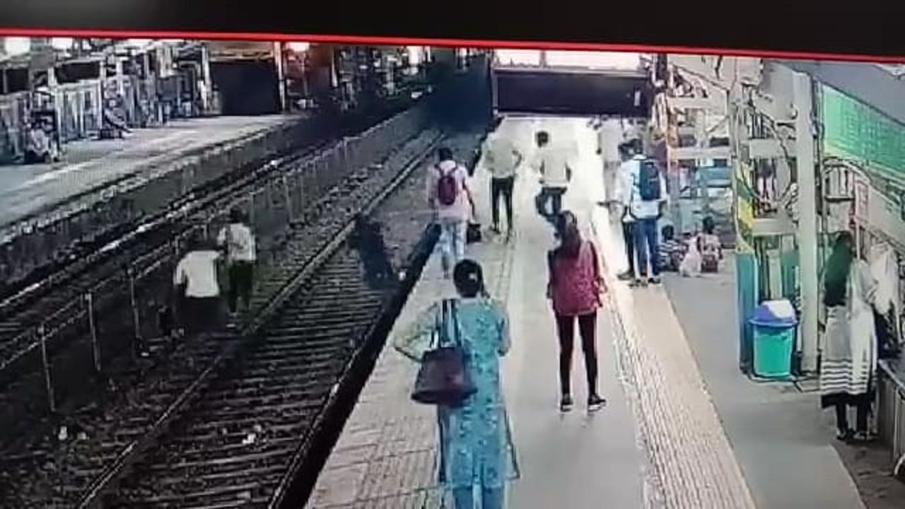 चालत्या ट्रेनमधून पळून जाणाऱ्या चोरट्याला पोलिसांनी फिल्मी स्टाईलने पकडले, थरारक घटना सीसीटीव्हीत कैद चालत्या ट्रेनमधून पळून जाणाऱ्या चोरट्याला पोलिसांनी फिल्मी स्टाईलने पकडले, थरारक घटना सीसीटीव्हीत कैद