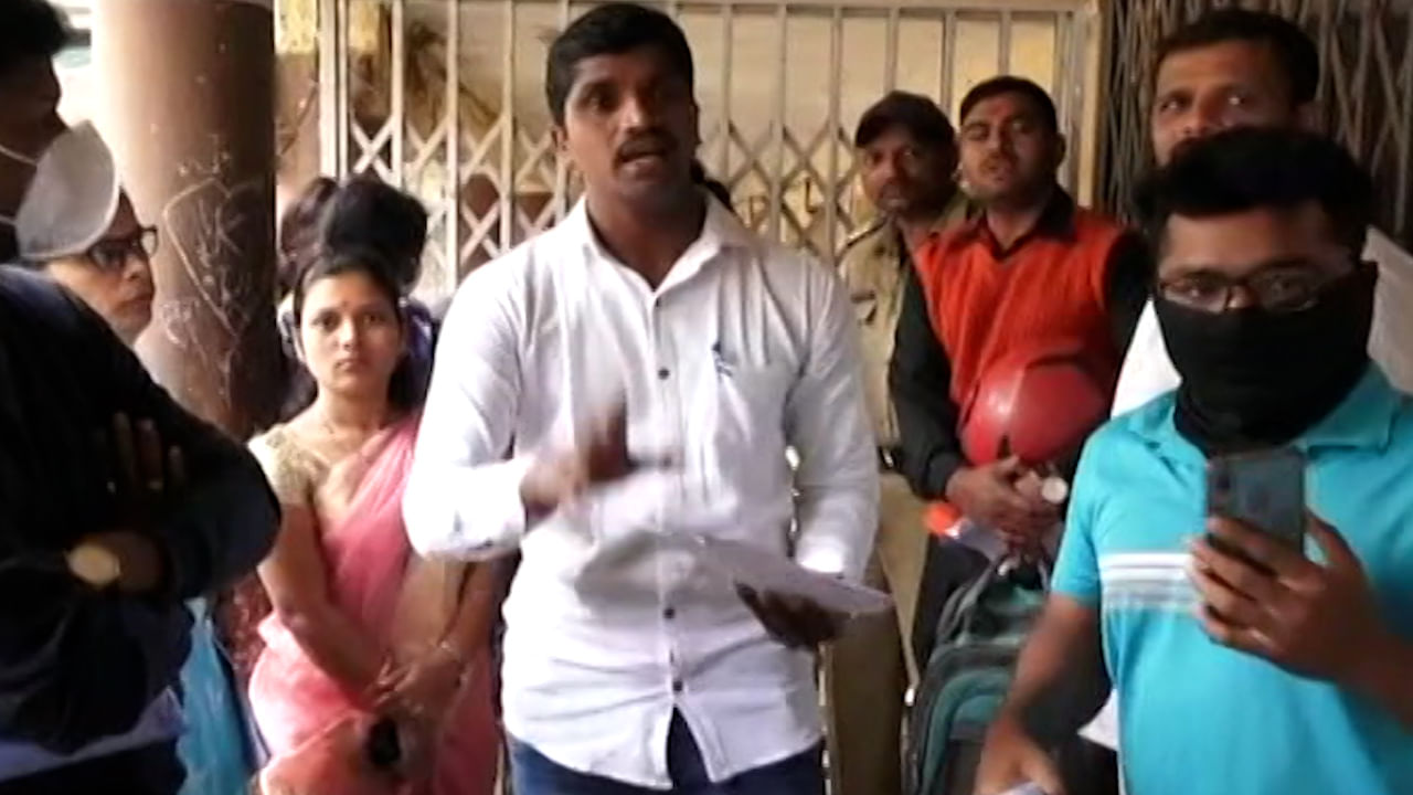 वेळेआधी पोहोचूनही प्रवेश नाकारल्याचा आरोप, कोल्हापूरमध्ये TET परीक्षा केंद्रावर गोंधळ, धुळ्यात खासदारांच्या प्रयत्नानं विद्यार्थ्यांना प्रवेश वेळेआधी पोहोचूनही प्रवेश नाकारल्याचा आरोप, कोल्हापूरमध्ये TET परीक्षा केंद्रावर गोंधळ, धुळ्यात खासदारांच्या प्रयत्नानं विद्यार्थ्यांना प्रवेश