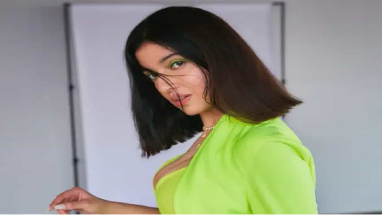 बॉलिवूड अभिनेत्री दिव्या खोसला कुमार तिचा आगामी चित्रपट सत्यमेव जयते 2 मुळे चर्चेत आहे. दिव्याने नुकताच इंस्टाग्रामवर तिचे काही बोल्ड फोटो शेअर केले आहेत.