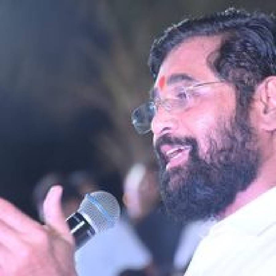  महाबळेश्वर तालुक्यातील दरे हे एकनाथ शिंदे यांचं गाव. घराची  गरीबी असल्याने शिक्षणासाठी ते  ठाण्याला आले . गरीबीमुळे त्यांना शिक्षण अर्धवट सोडावं लागलं . कुटुंबाला हातभार लावण्यासाठी एका मासळी विकणाऱ्या कंपनीत सुपरवाझर म्हणून काम केलं. मात्र त्यानातूनही मिळणारे उत्पन्न कमी असल्याने त्यांनी शिंदे यांनी रिक्षा चालवण्यास सुरुवात केली. 