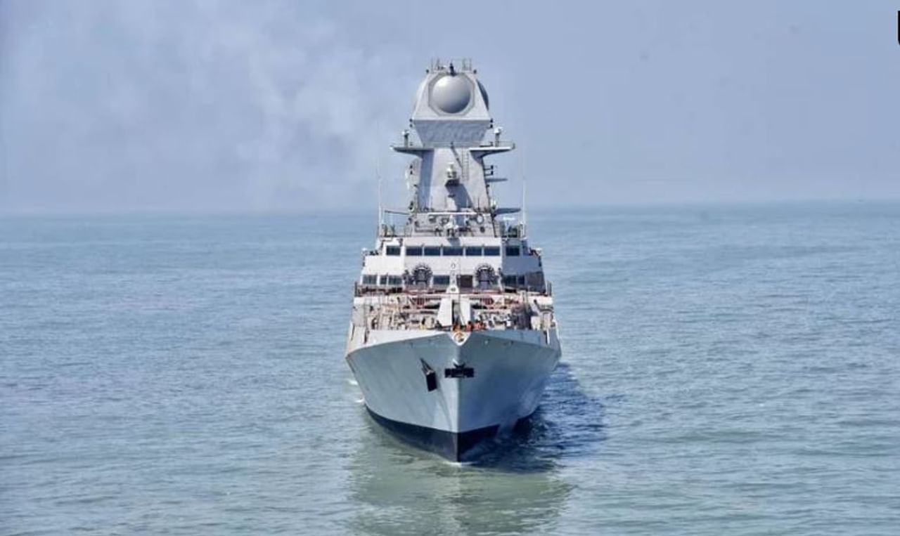 संरक्षण मंत्री राजनाथ सिंह 21 नोव्हेंबर म्हणजेच आज औपचारिकपणे INS विशाखापट्टणमला भारतीय नौदलात सामील करतील, त्यानंतर समुद्रात भारताची ताकद पूर्वीपेक्षा अधिक वाढेल. INS विशाखापट्टणमला नौदलात सामील करण्याची संपूर्ण प्रक्रिया मुंबईतील नेव्हल डॉकयार्डमध्ये पूर्ण केली जाईल.