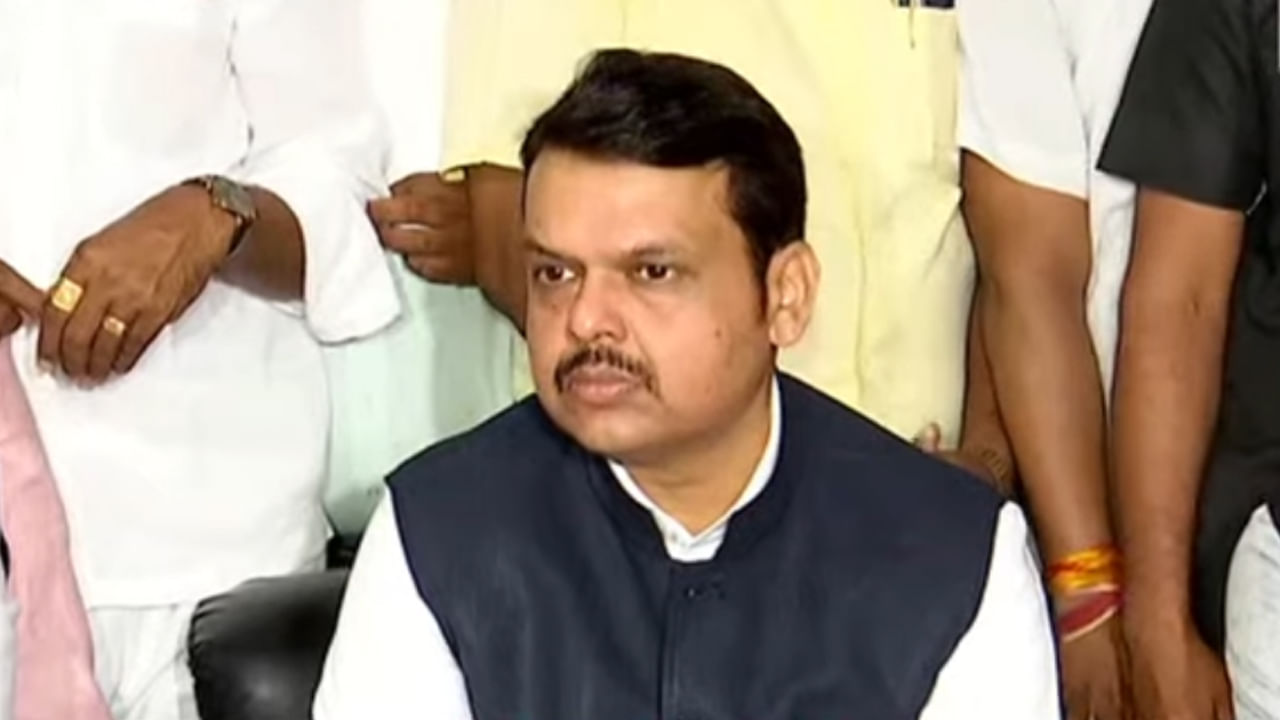 Devendra fadnavis : राजकारणात कुणाला घाबरत नाहीत पण इथे फडणवीस घाबरले