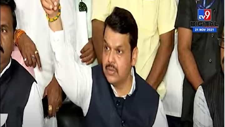 VIDEO : Devendra Fadnavis | रझा अकादमी कोणाचं पिल्लू हे सगळ्यांना माहिती : देवेंद्र फडणवीस VIDEO : Devendra Fadnavis | रझा अकादमी कोणाचं पिल्लू हे सगळ्यांना माहिती : देवेंद्र फडणवीस