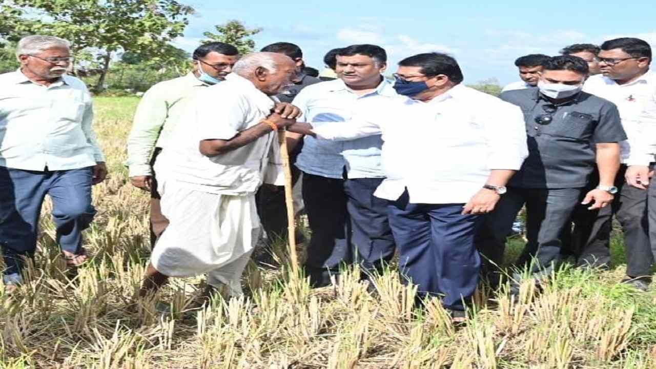 शेतकऱ्यांनो खचू नका, पूर्ण मदत करू, पालकमंत्री विजय वडेट्टीवार यांचं आश्वासन
