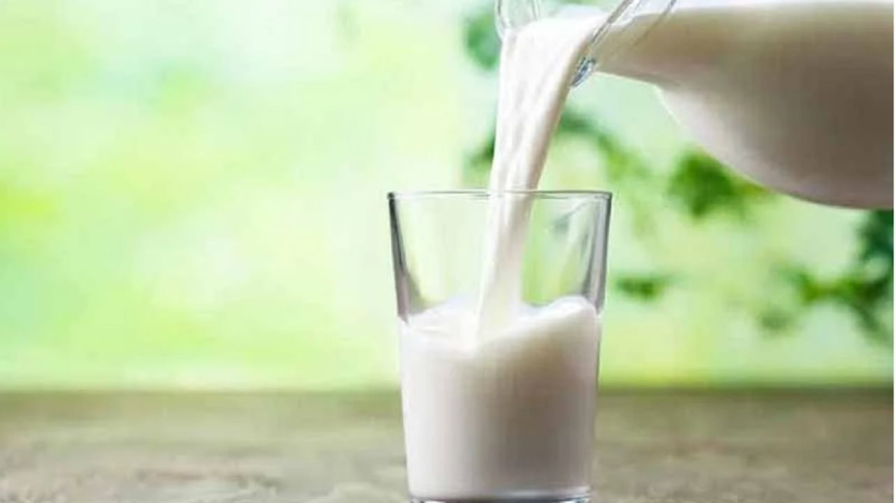 दूध फ्रीजरमध्ये ठेवल्यावर दुग्धजन्य दूध इतर सोडा किंवा बिअरप्रमाणे विस्तारते. त्याचे कारण म्हणजे त्यात 87 टक्के पाणी असते.  जेव्हा डेअरी दूध गोठते, तेव्हा त्याची रचना मोठ्या प्रमाणात बदलू शकते आणि चिकट होऊ शकते. यामुळे दूध फ्रीजरमध्ये ठेवणे टाळाच. 