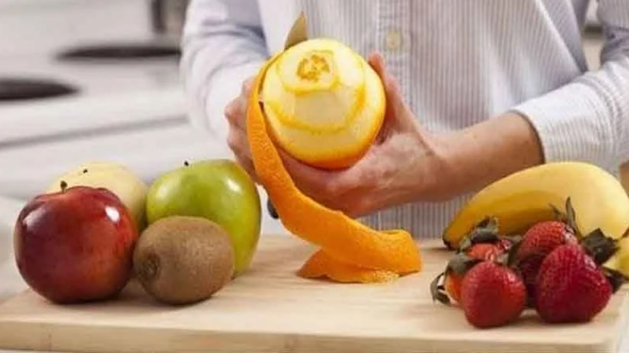 जर तुम्ही फळे फ्रीजरमध्ये ठेवली तर तुम्हाला हे जाणून आश्चर्य वाटेल की त्यांच्या पौष्टिकतेला बाधा येते. एवढेच नाही तर फळे फ्रीजरमध्ये ठेवली की ती आतून सुकतात ज्यामुळे त्यांच्या चवीवर परिणाम होतो.