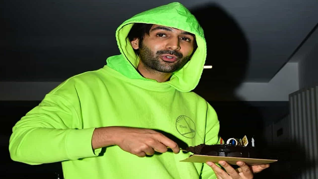 Happy Birthday Kartik Aaryan | ‘धमाका बॉय’ कार्तिक आर्यनने फॅन्ससोबत साजरा केला वाढदिवस, पाहा फोटो...