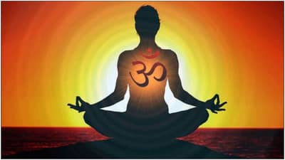 OM Chanting Benefits | सकारात्मक ऊर्जेने आयुष्याला नवी दिशा द्यायची आहे? , मग अशा प्रकारे करा ओम नामाचा जप